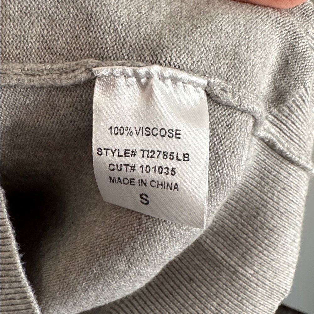 LBLC the Label Callie V-Neck Sweater Size Small Dove Grey Viscose Knit Pullover - Picture 4 of 7